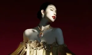 Thanh Thủy tôn sắc vóc với đầm hoa văn cung đình